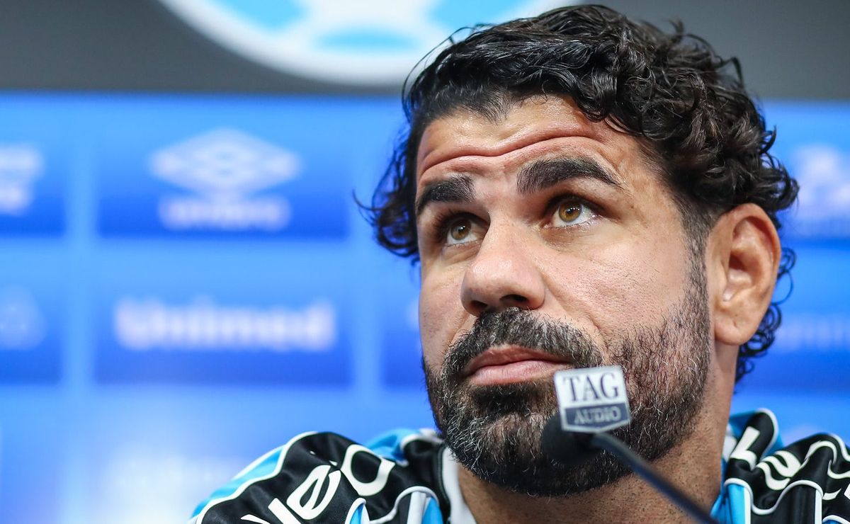 diego costa se adapta ao grêmio com estilo ‘líder brincalhão’