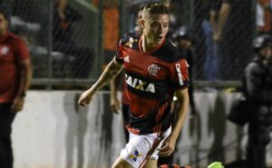 criado no flamengo, adryan passa por drama na carreira