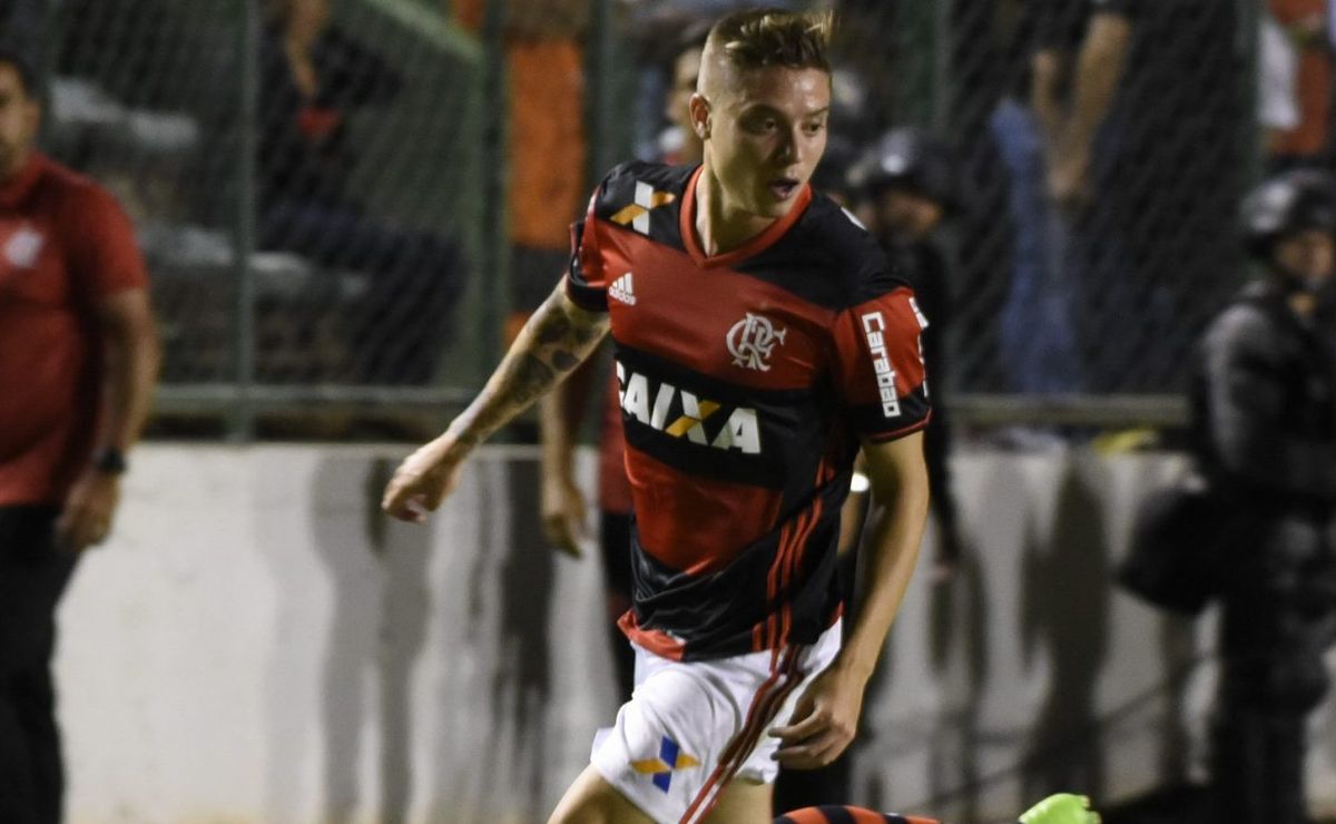 criado no flamengo, adryan passa por drama na carreira