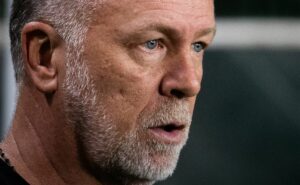 oficial: mano é demitido e corinthians se reúne com novo técnico para assumir