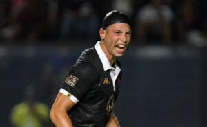 Árbitro que assistiu cotovelada em capasso é escolhido para o clássico diante do flamengo