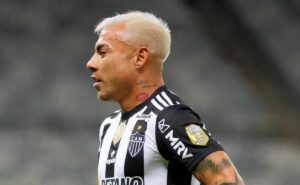 fica no atlético: empresário de eduardo vargas, andré cury nega saída de atacante