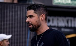 antônio oliveira explicou beijos mandados a arquibancada após vitória do corinthians