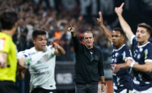 reunião marcada: diretoria se reunirá com organizadas do corinthians para sugerir a volta de cuca
