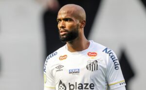 "melhor que messias": torcida do santos 'aprova' contratação de zagueiro contestado