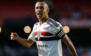 rafinha sai lesionado e joão moreira brilha em vitória do são paulo na supercopa do brasil