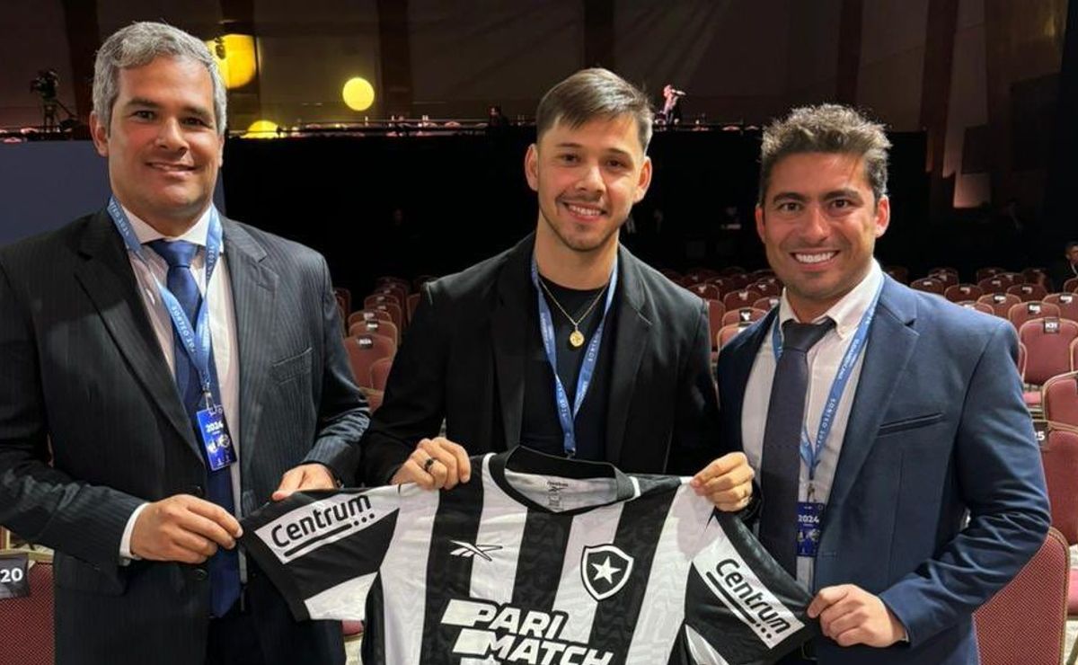 recém contratado pelo botafogo, Óscar romero recebe a camisa 7 de garrincha