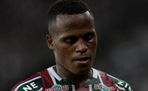 r$ 54 milhões: sevilla, da espanha, define estratégia para assinar com jhon arias, do fluminense
