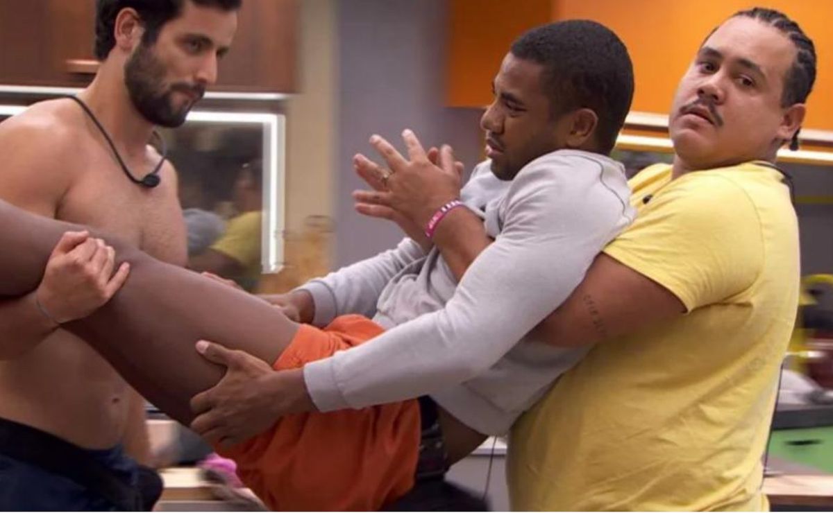 bbb 24: davi passa mal e precisa ser carregado por brothers