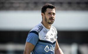 carille esboça time do santos contra o bragantino e situação do meia giuliano é atualizada