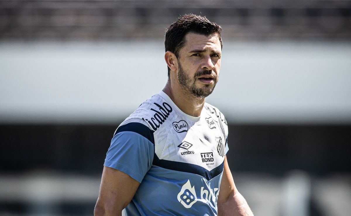 carille esboça time do santos contra o bragantino e situação do meia giuliano é atualizada