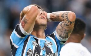 carballo deve passar por cirurgia e seu retorno ao grêmio é descartado de vez