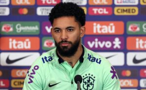 douglas luiz provoca léo jardim e resposta agita torcida do vasco: “vamos sofrer de novo?”