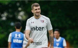 lucas pratto relembra saída polêmica do são paulo e revela futuro da carreira