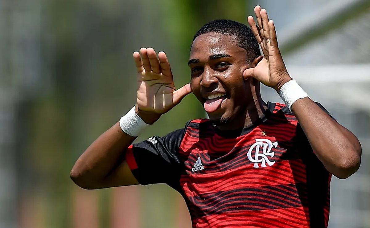flamengo inicia conversas para renovar contrato de lorran