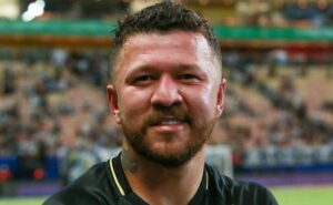 vitória entra na disputa com santos por rossi e atacante descarta série a