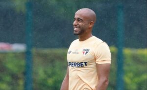 corinthians é descartado e meia quer jogar com lucas moura no são paulo