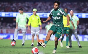 torcida do palmeiras incentiva aposta de abel em lázaro e pede para treinador tomar decisão