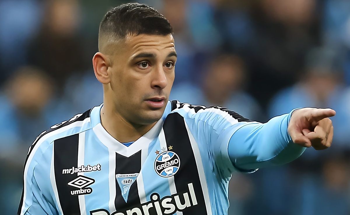 diego souza revela bastidores do grêmio sobre luis suárez: "duro, estranho"