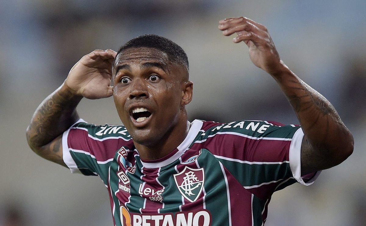 douglas costa é desfalque do fluminense em clássico após lesão na coxa