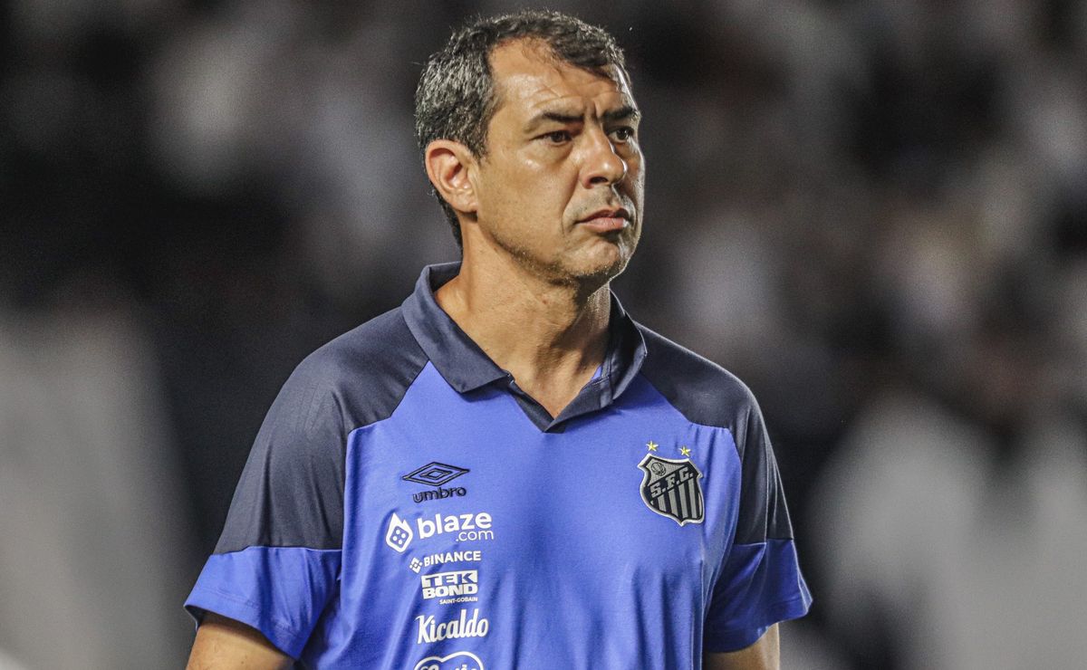 carille toma a frente e conversa com atacante para chegar ao santos