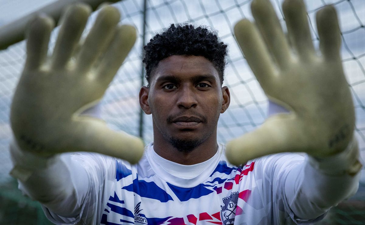 hat trick? hugo souza, do flamengo, para di maría e defende três pênaltis contra benfica; assista!