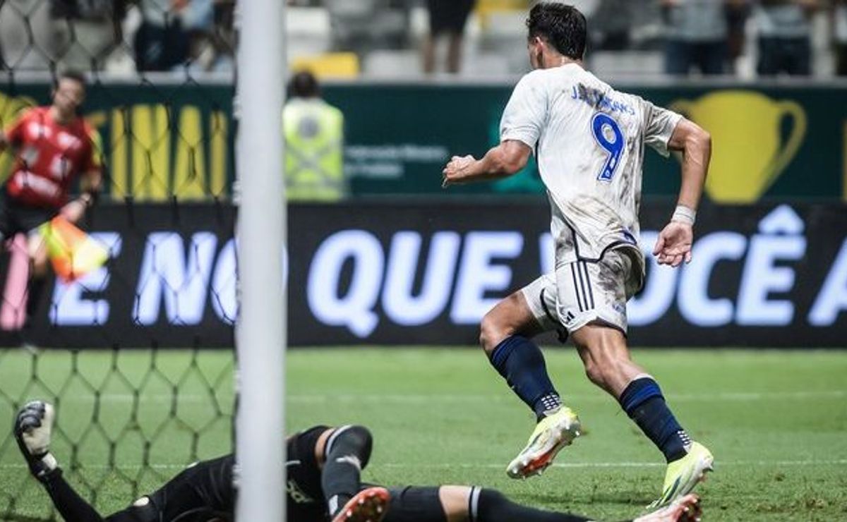 cruzeiro empata com atlético mg e mantém invencibilidade na arena mrv