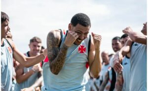 vasco goleia olaria em jogo treino com destaque do atacante clayton silva
