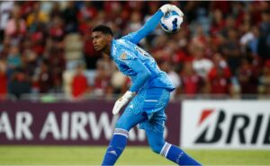 hugo souza conquista imprensa internacional: "goleiro completo"; ex flamengo defendeu três pênaltis
