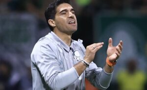 abel ferreira faz improvisação em time titular do palmeiras e jogador expõe dificuldades