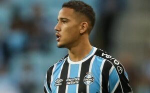 grêmio traça estratégia para assinar renovações contratuais de gustavo martins e +2