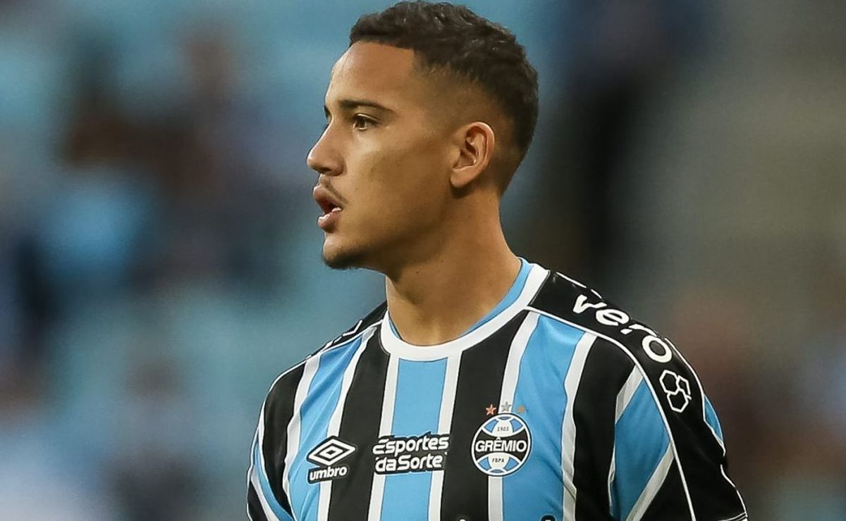 grêmio traça estratégia para assinar renovações contratuais de gustavo martins e +2