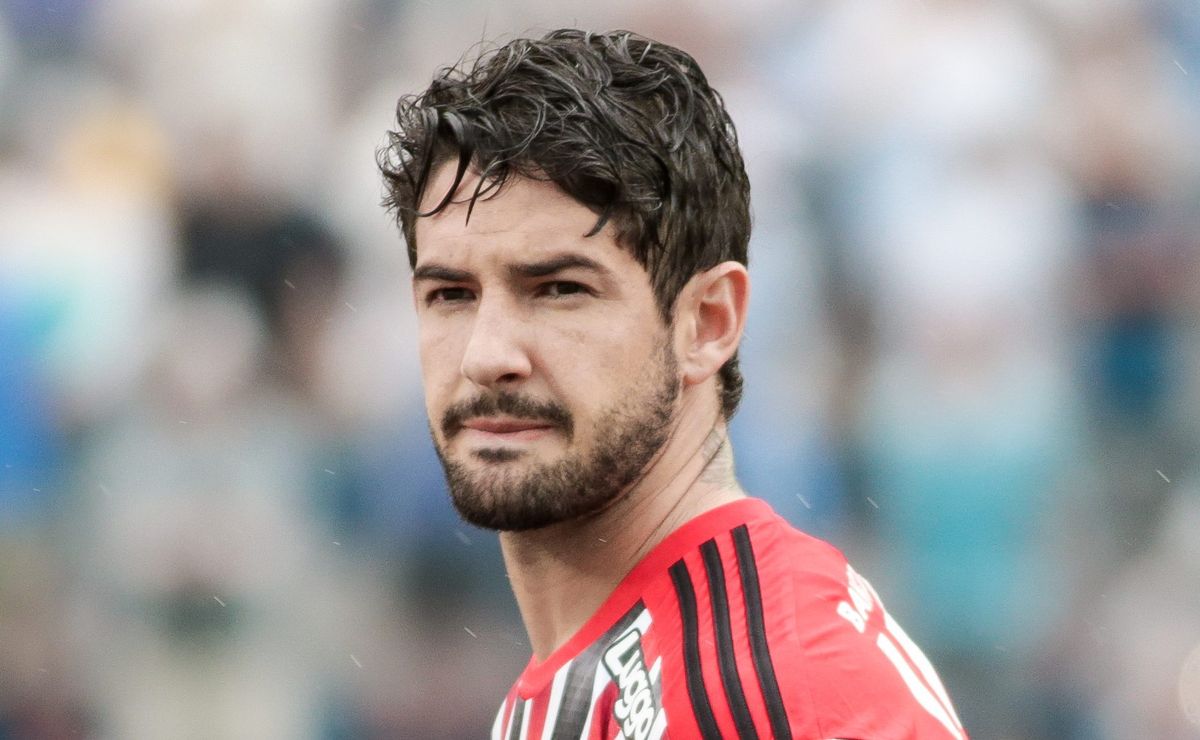 3 meses após deixar o são paulo, alexandre pato tem situação na carreira atualizada