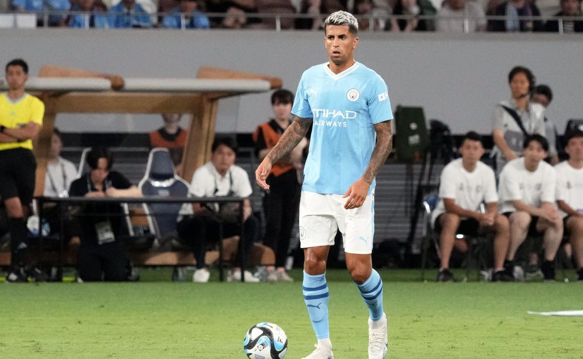 em entrevista, joão cancelo, jogador do barcelona, levanta acusações sérias contra o técnico pep guardiola