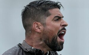 antónio oliveira toma decisão em treinamento sobre os 11 titulares do corinthians
