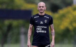 fábio santos comenta que corinthians não tem se destacado: "longe de títulos"