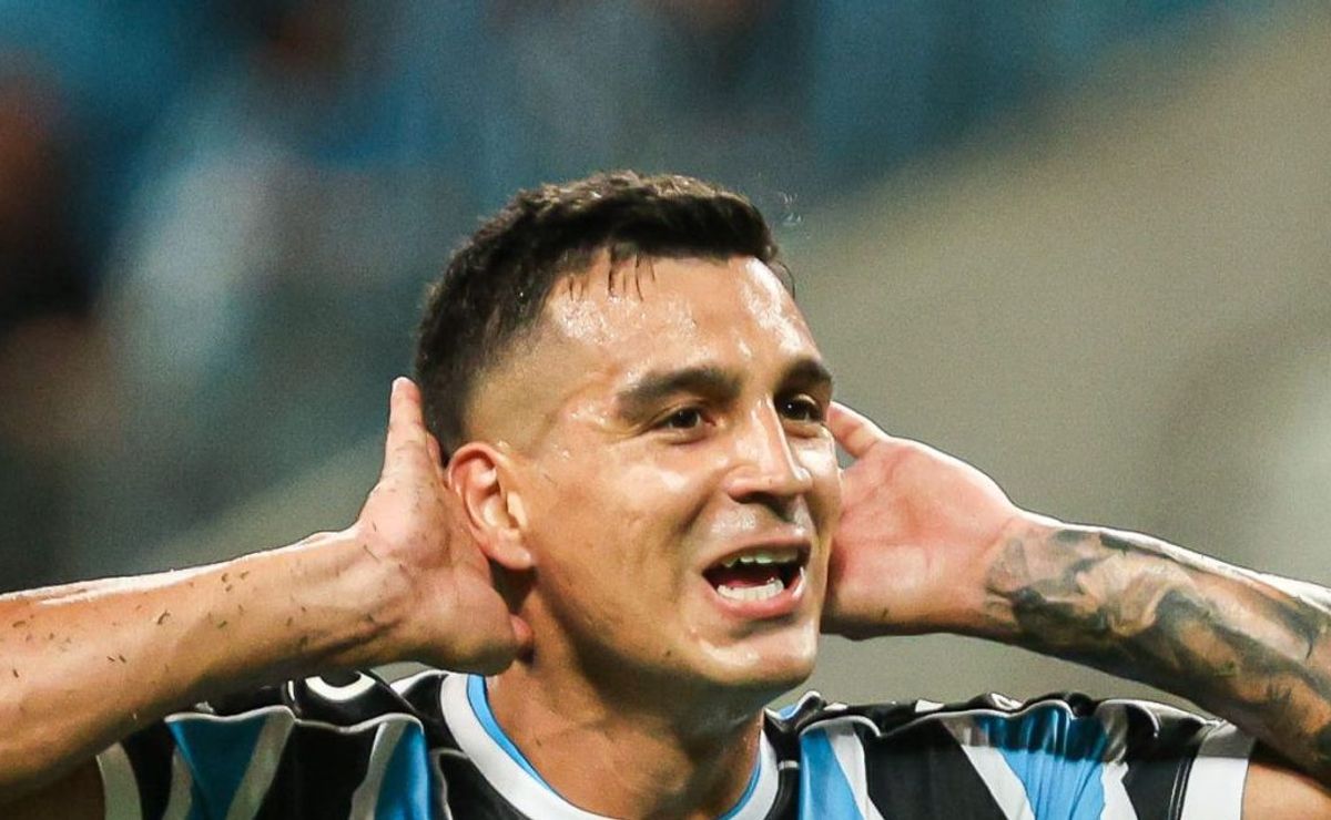 cristaldo marca e torcida do grêmio faz pedido para renato: "ele e +10"