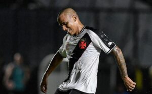 após dois meses, julião e + 2 jogadores do vasco continuam treinando separado do elenco