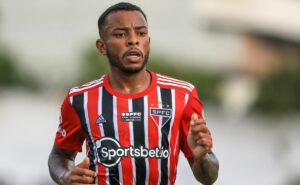 welington recusa duas propostas para renovar com o são paulo e segue com situação indefinida