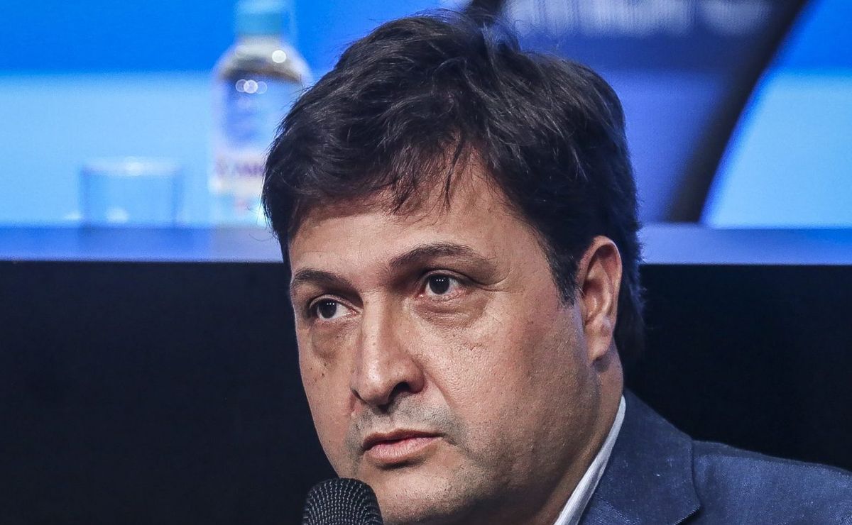 guerra analisa o mercado e grêmio estuda contratação de zagueiro do athletico paranaense