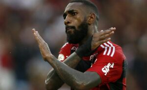 em recuperação de cirurgia, gerson curte festa de aniversário com cebolinha