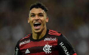 flamengo aceita vender victor hugo e mais um do elenco de tite; dois reforços serão contratados