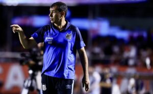 santos tem concorrência 'forte' na defesa e jogador destaca atitude de carille: "vamos acertando"