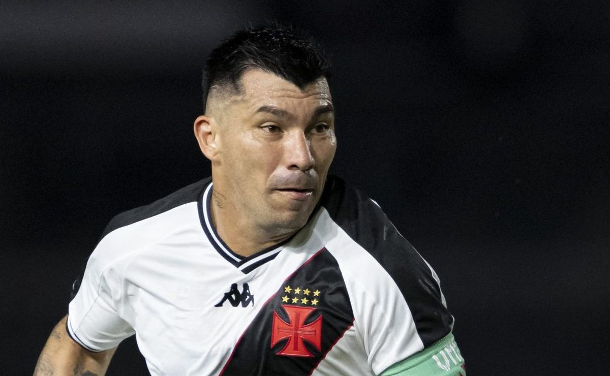 neílton e medel discutem na saída do estádio e precisam ser contidos; veja vídeo