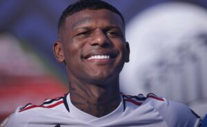 arboleda, zagueiro do são paulo, brinca com vídeo em casa noturna: ‘ler a bíblia’