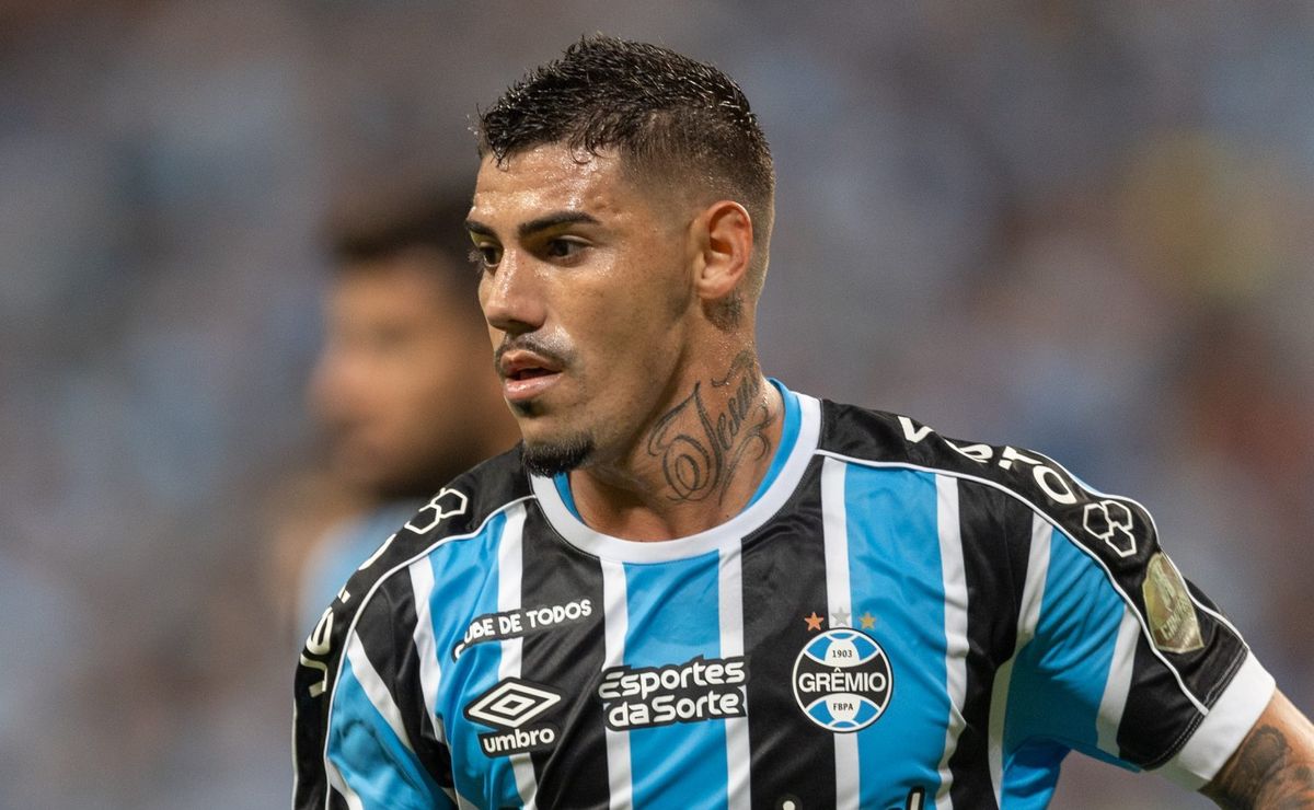 expulsão de mayk prejudica o grêmio e renato expõe bronca: “foi multado em r$ 20 mil”