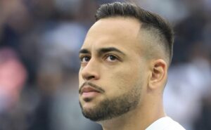 entre flamengo e corinthians, maycon decide onde irá jogar em 2024