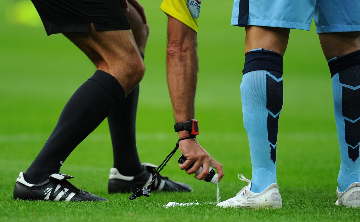 brasileiro é reconhecido como inventor do spray no futebol