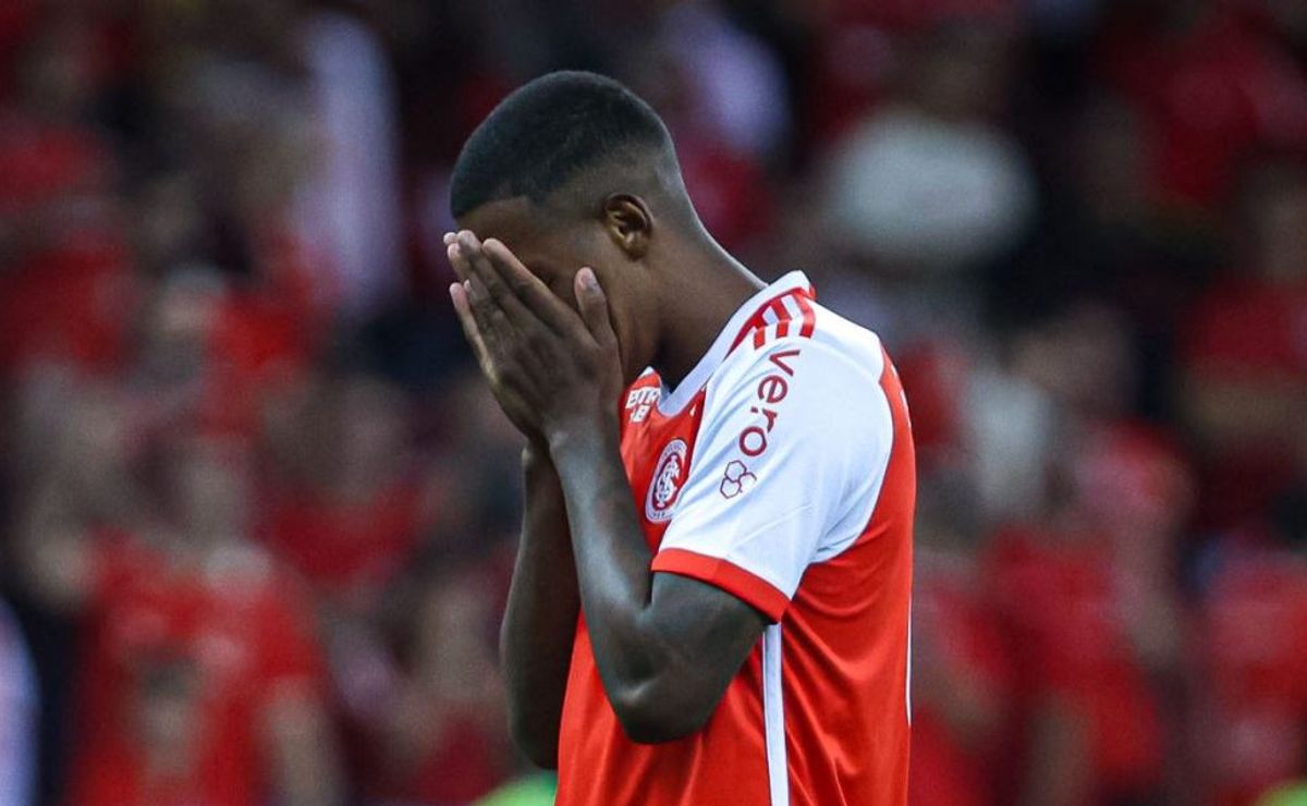 robert renan ex corinthians erra pênalti de cavadinha e é responsável pela eliminação do internacional