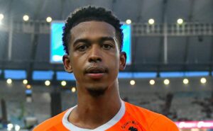 gabigol escolhe treinar em casa após suspensão; flamengo analisa contratar carlinhos